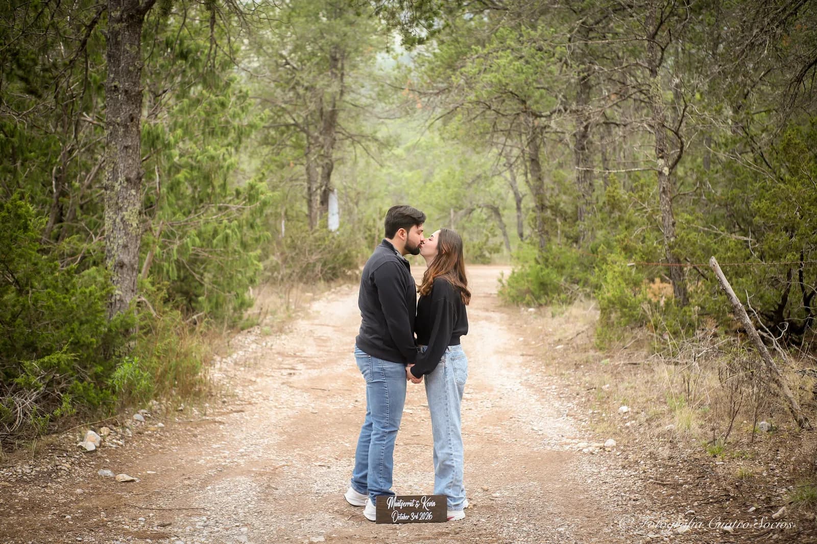 Una pareja en un sendero entre árboles